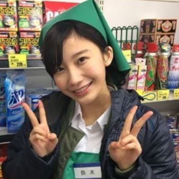 スーパーのレジ店員のモデル・小倉優香
