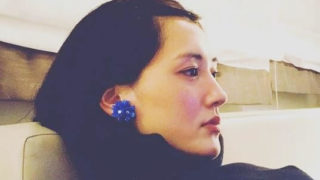 座ってくつろぐ女優・綾瀬はるか