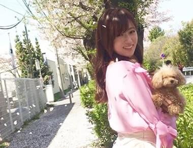 犬を抱き抱える女優・深田恭子