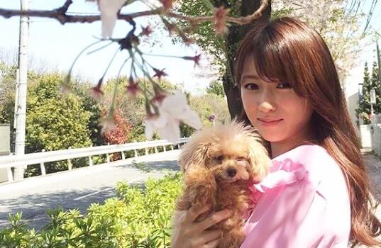 犬を抱く女優・深田恭子