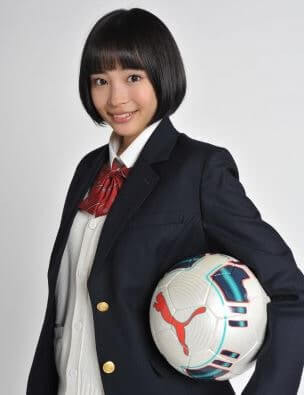 制服でサッカーボールを手に持つ女優・広瀬すず