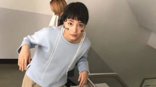 階段を登っている女優・広瀬すず