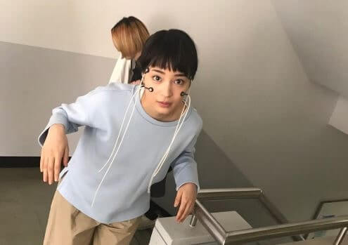 階段を登っている女優・広瀬すず