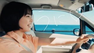 車で海沿いを走る女優・広瀬すず