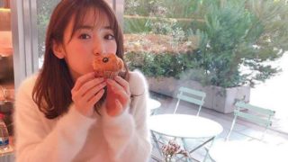 カフェで食事をするモデル・泉里香