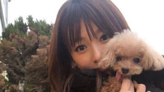 犬を抱く女優・深田恭子