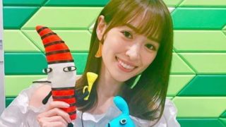 人形を持つモデル・泉里香