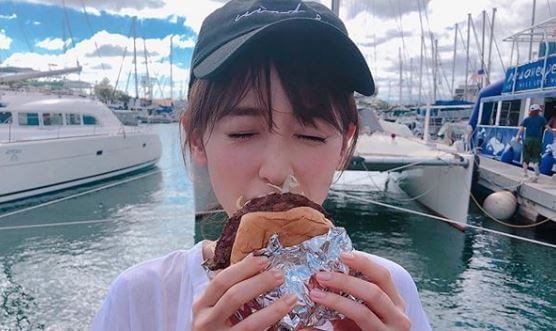 ハンバーガーを食べるモデル・泉里香