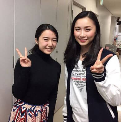 ピースする女優・上白石萌音と女優・木下晴香