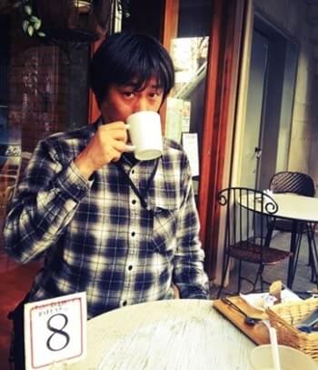 カフェでコーヒーを飲む男性