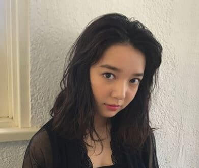 黒いロングヘアーの女優・上白石萌音