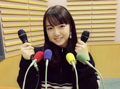 ラジオスタジオの女優・上白石萌音
