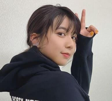 黒のパーカー姿の女優・上白石萌歌