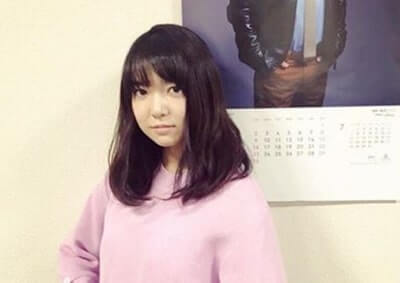 ピンクの服を着ている女優・上白石萌音