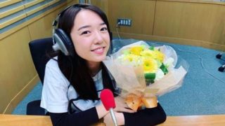 ラジオスタジオにいる女優・上白石萌音