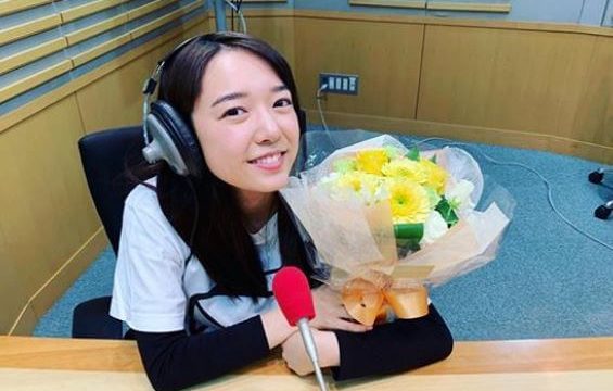 ラジオスタジオにいる女優・上白石萌音