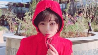 赤のパーカーを着る女優・福原遥