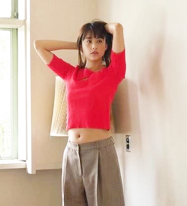 赤い服を着ているモデル・山本美月