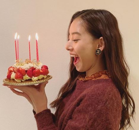 誕生日ケーキを持つモデル・新木優子