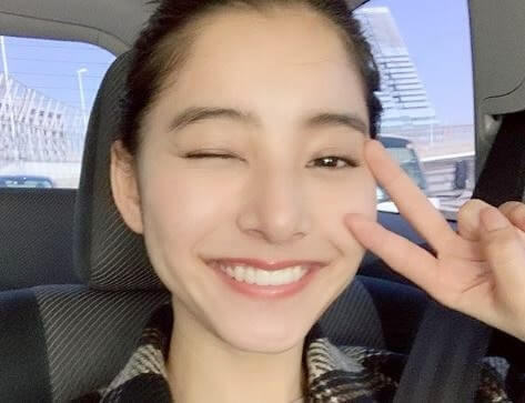 車内でピースするモデル・新木優子