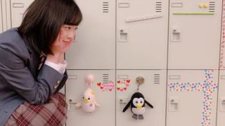 教室のロッカーを眺める女優・福原遥