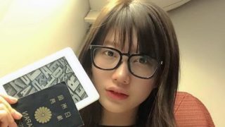パスポートとキンドルを持つモデル・小倉優香