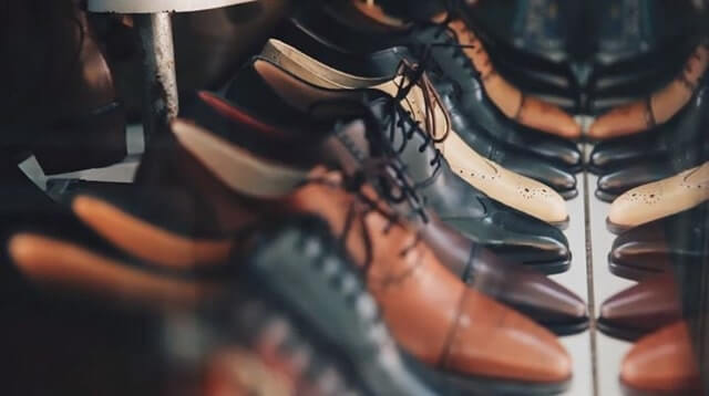 並べられた革靴