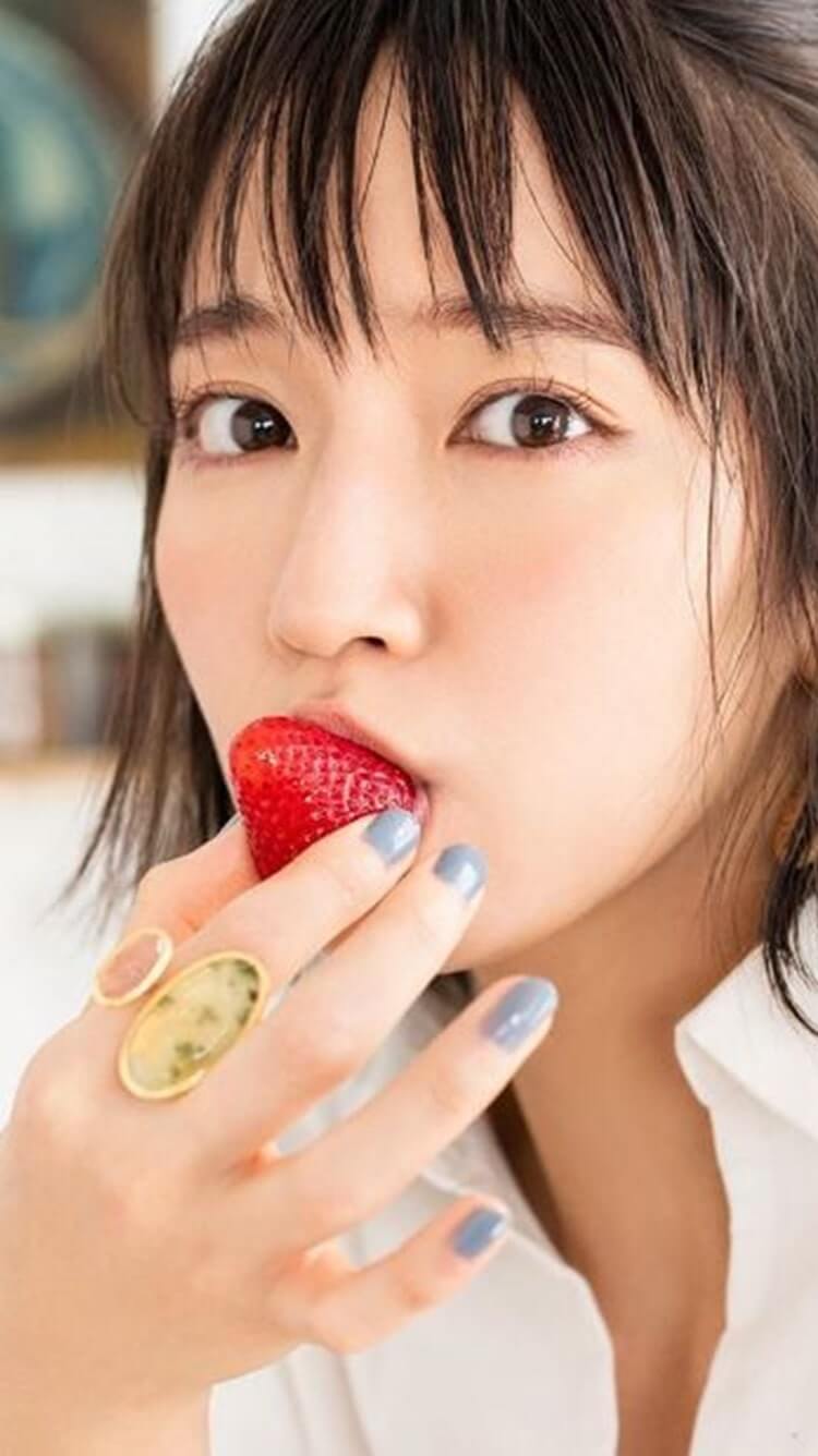 いちごを食べる女優・吉岡里帆