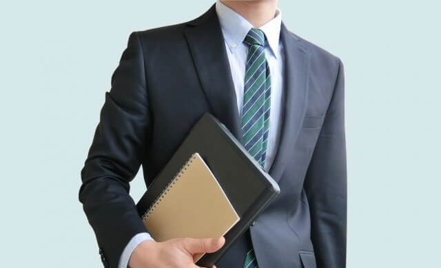 書類を持つビジネスマン
