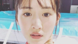 プールサイドにいる女優・綾瀬はるか