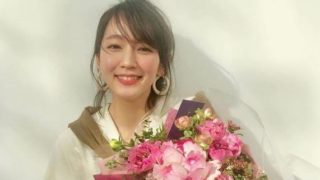 花束を持つ女優・吉岡里帆