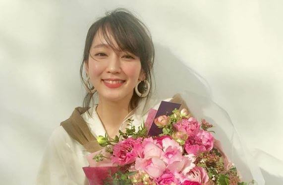 花束を持つ女優・吉岡里帆