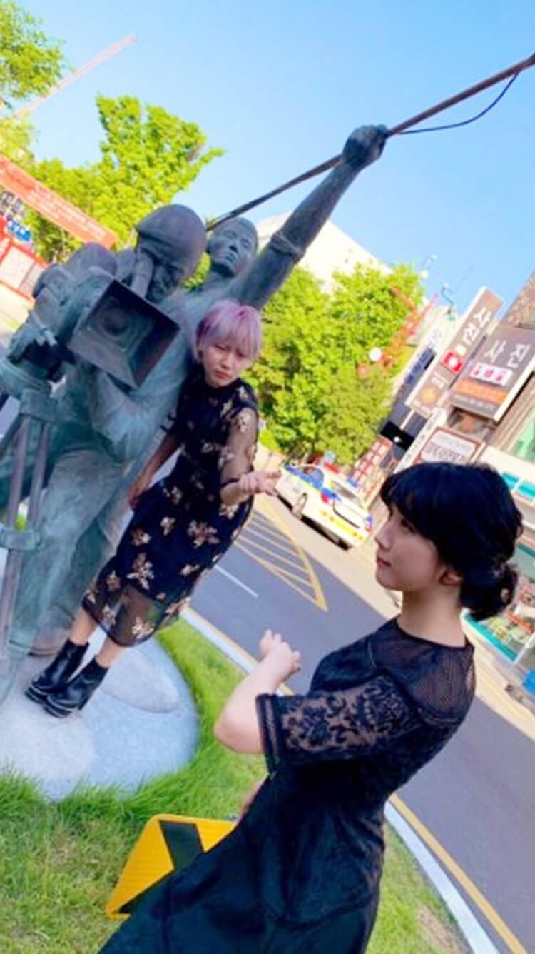 銅像に合わせたポーズを取る女優・松本穂香