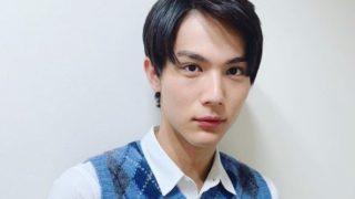 青いベストを着た俳優・中川大志