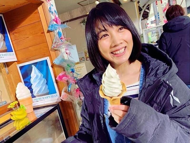 ソフトクリームを持つ女優・松本穂香