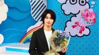 花束を持つアーティスト・米津玄師