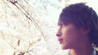 満開の桜を眺める俳優・横浜流星