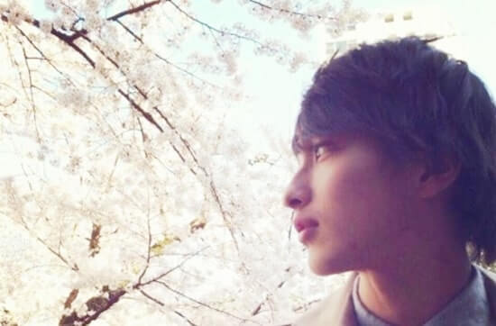 満開の桜を眺める俳優・横浜流星