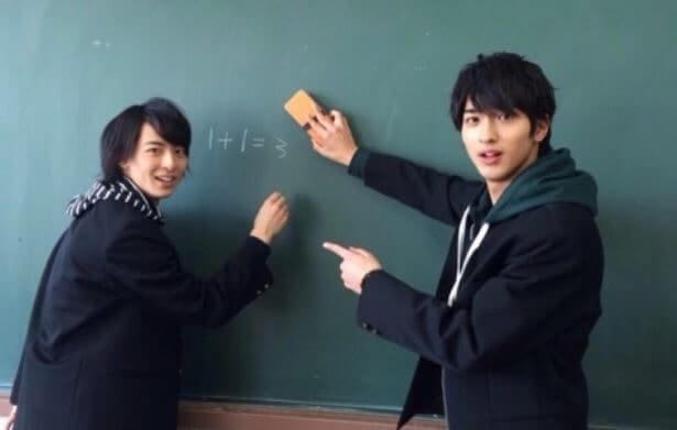 学校の黒板を使う俳優・横浜流星と高杉真宙
