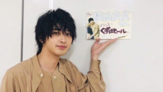 入口の前に立つ俳優・横浜流星