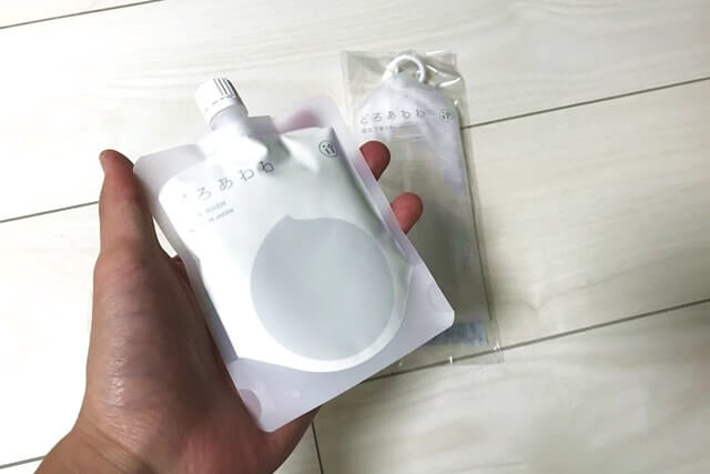 洗顔料『どろあわわ』を手に持つ
