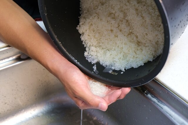 米のとぎ汁で下茹で