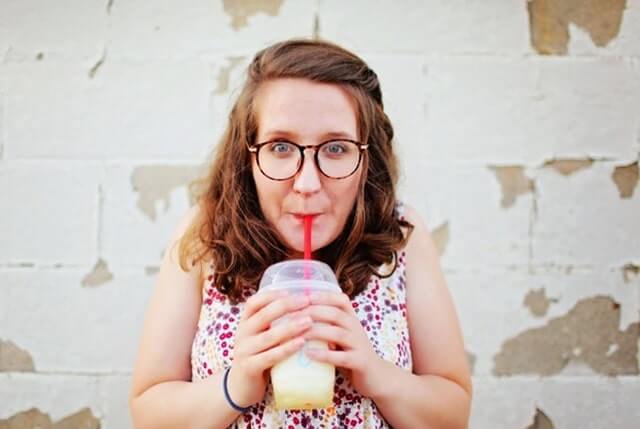 ドリンクを飲んでいる眼鏡の女性