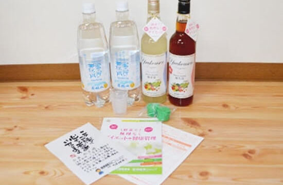飲み物の瓶2本と天然水のペットボトル2本